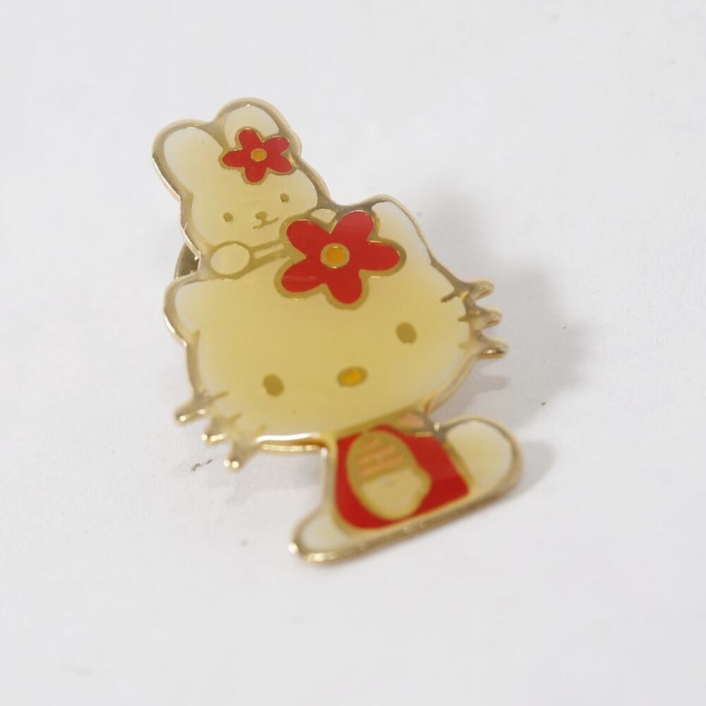 Japan Exclusive 1998 Sanrio Hello Kitty w Little Rabbit Pin Badge ~260917-WH 400